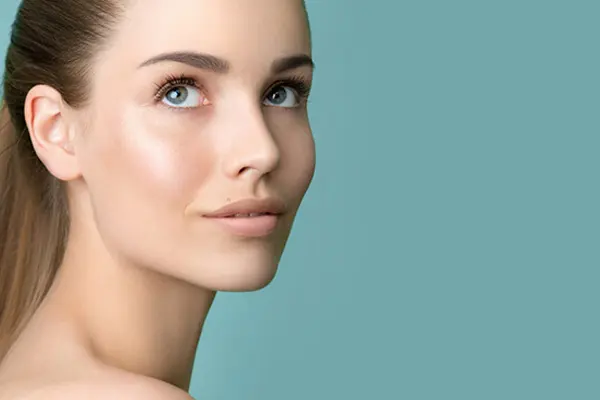 Matka aplikuje krem na delikatną skórę swojego dziecka